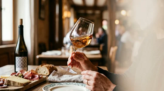 Scène gastronomique française avec dégustation de vin et plats raffinés