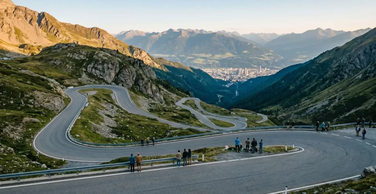 Vue panoramique d'un col de montagne avec spectateurs positionnés dans les virages lors du Tour de France