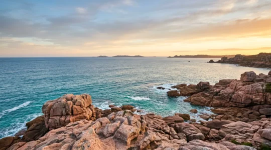 Paysage côtier breton avec rochers de granit rose et mer turquoise sous un ciel lumineux