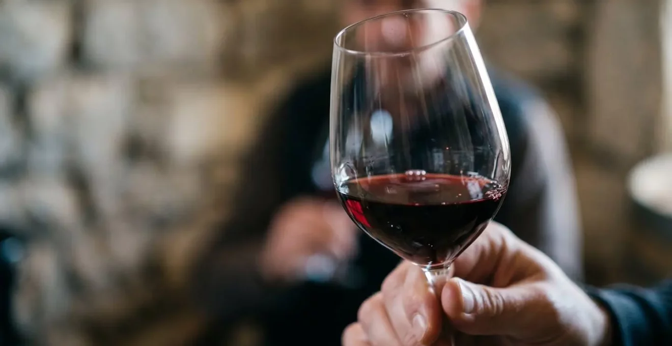 Geste de dégustation professionnelle de vin dans un caveau