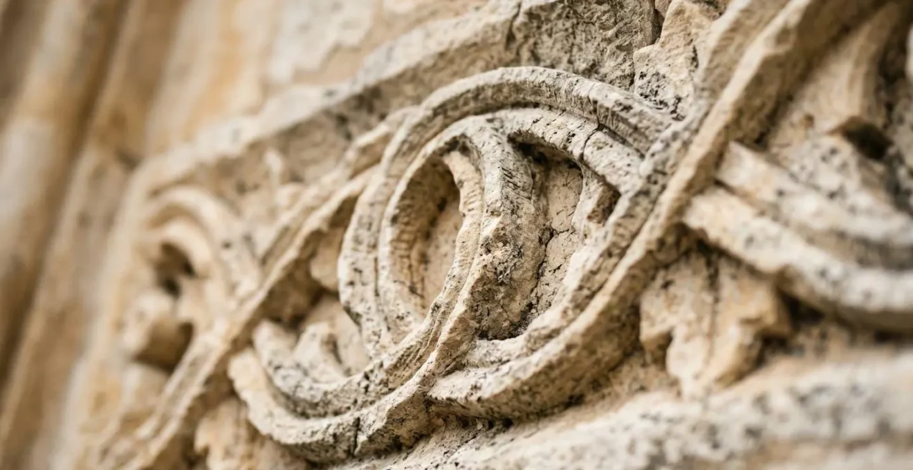 Détail macro d'une sculpture en pierre médiévale d'une cathédrale gothique montrant les textures et reliefs minutieux