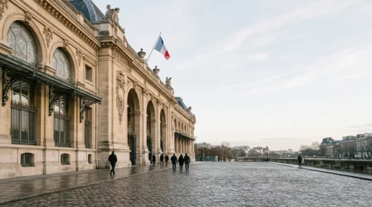 Vue architecturale de musées français emblématiques avec visiteurs dans un environnement culturel parisien