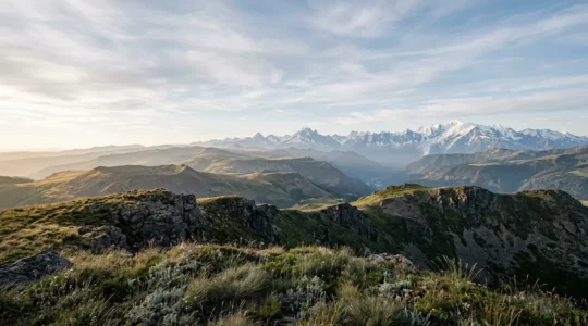 Vue panoramique contrastant les volcans d'Auvergne et les sommets alpins dans un paysage naturel spectaculaire