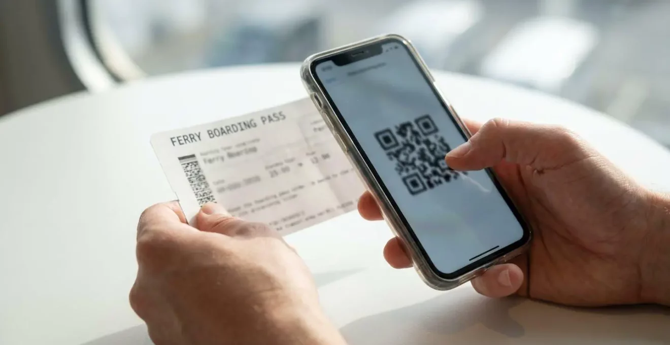 Vue rapprochée d'un ticket de caisse posé sur une table de ferry contemporaine avec arrière-plan flouté
