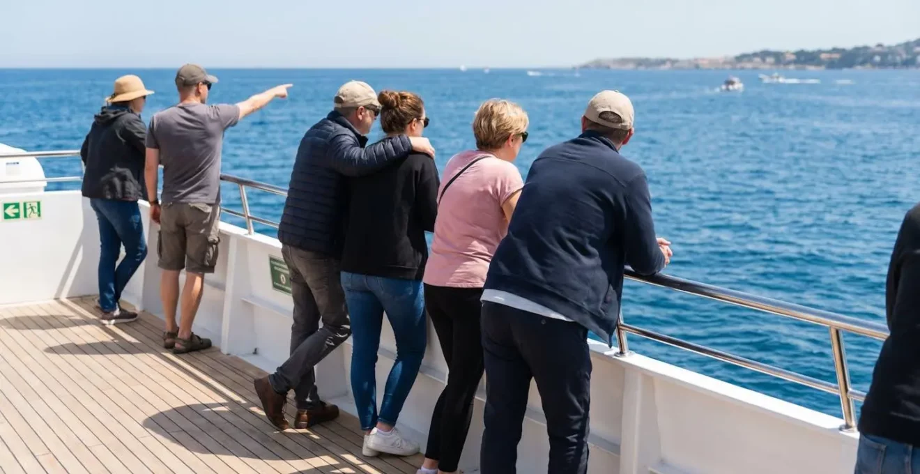 Passagers vus de dos profitant du pont extérieur d'un ferry, accoudés au bastingage en regardant la mer Méditerranée, moment de détente authentique